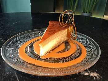 Cremosa tarta de queso con base de galleta y topping de caramelo - Imagen 1